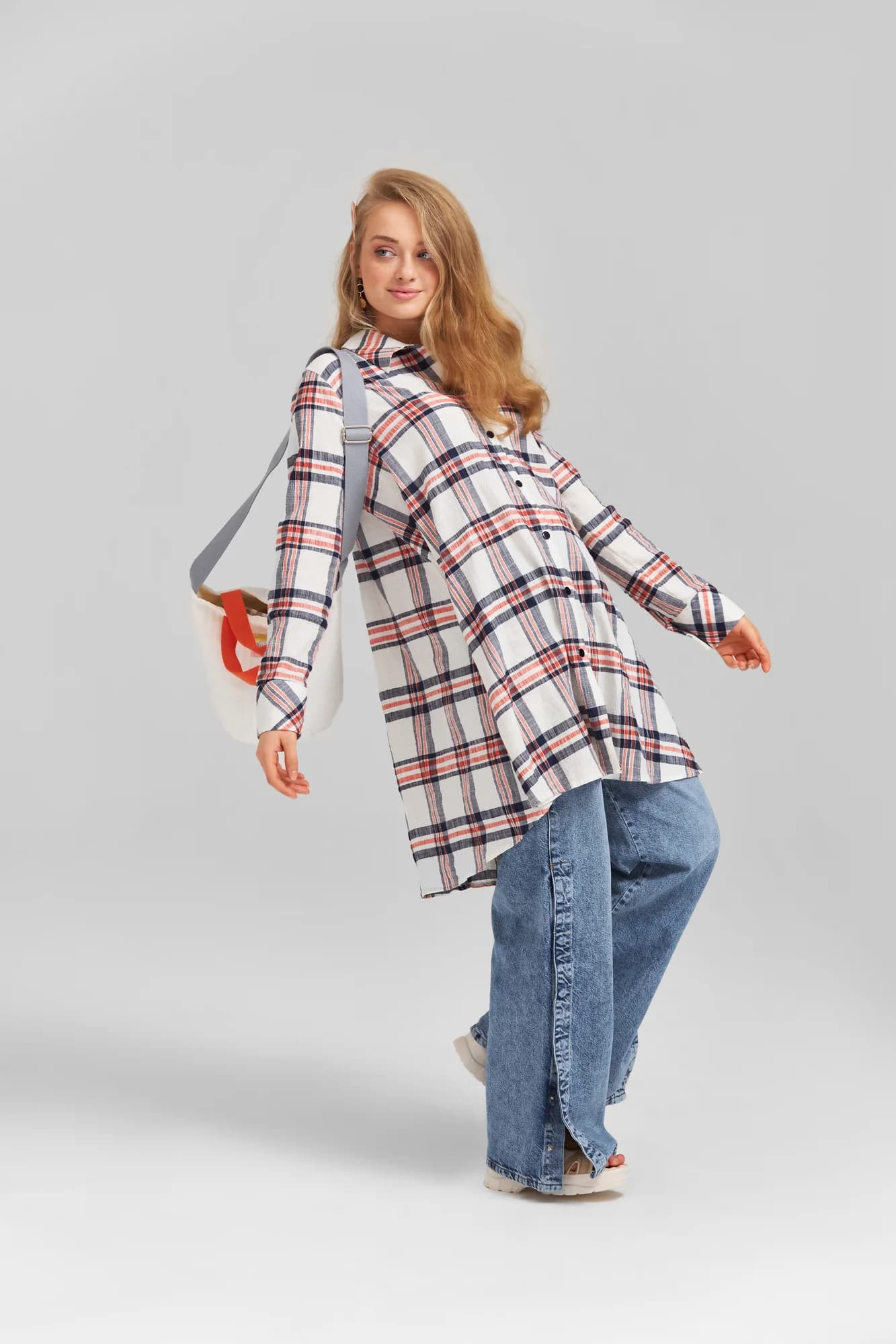 Kareli gömlek ve kot pantolonlu model, hareketli poz