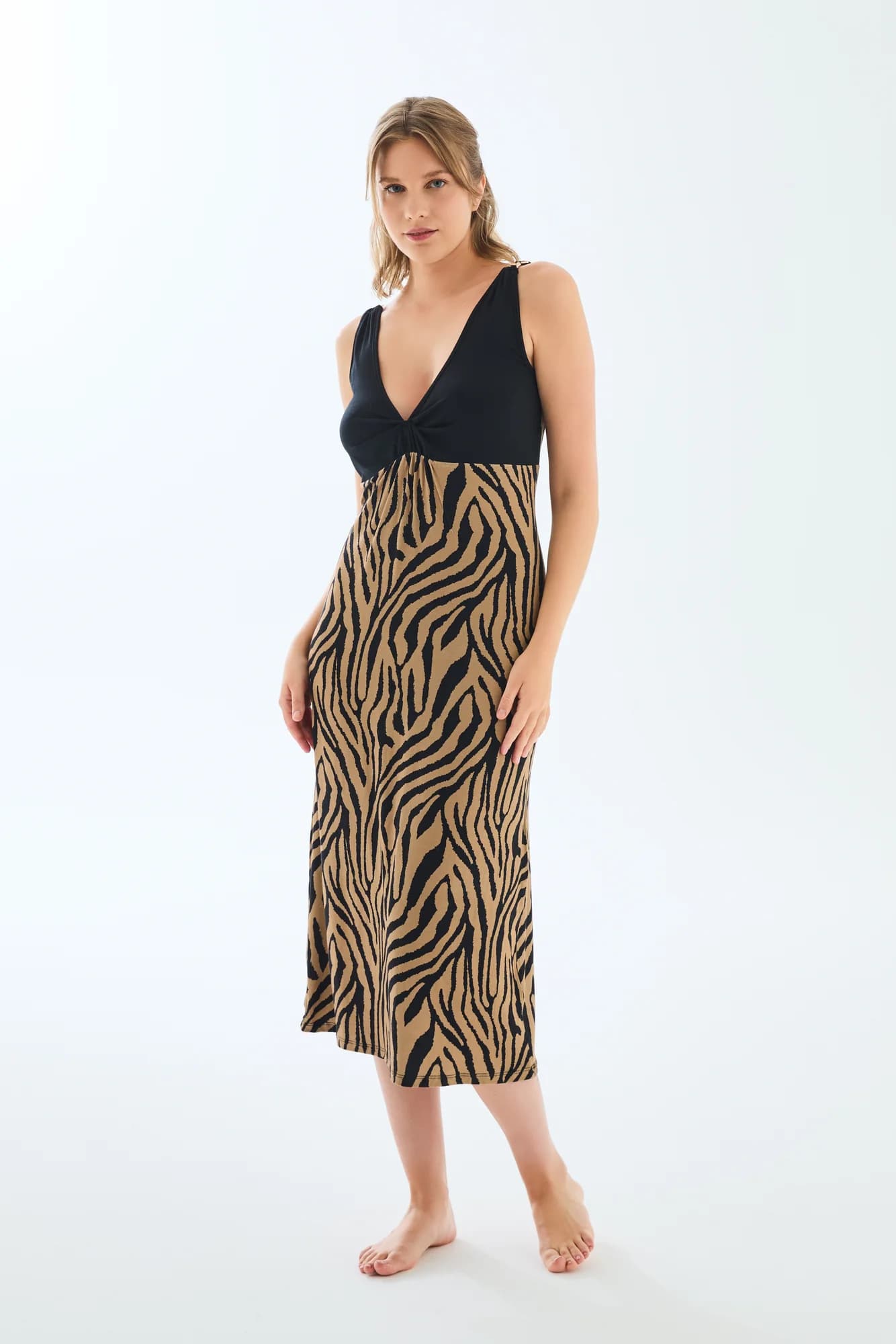 Zebra desenli elbise giyen model, beyaz fonda