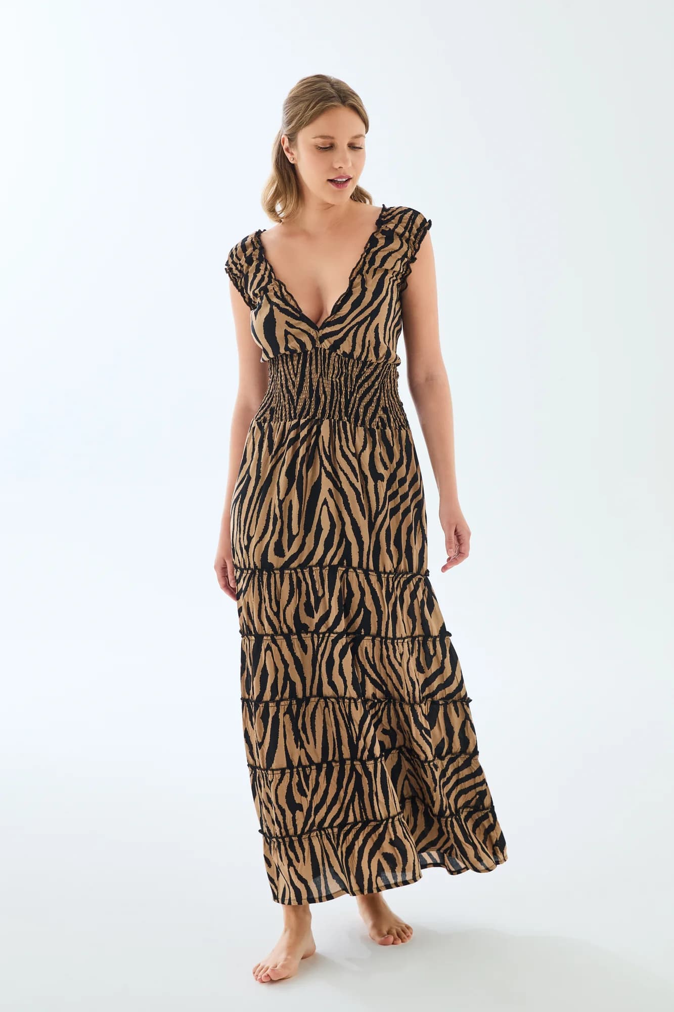 Zebra desenli uzun elbise giyen model, beyaz fonda