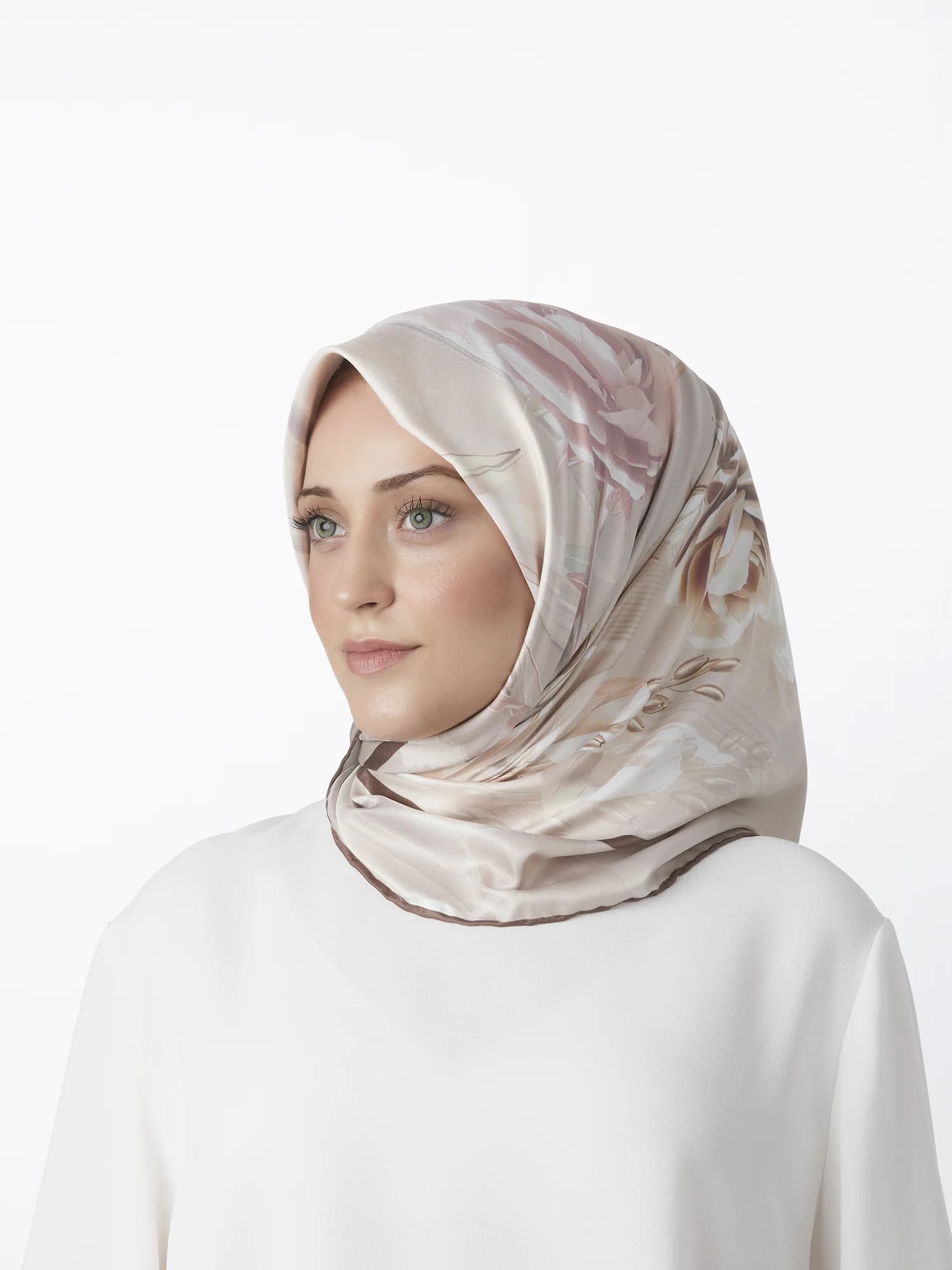 Bej tonlu desenli eşarp takan model, beyaz fonda