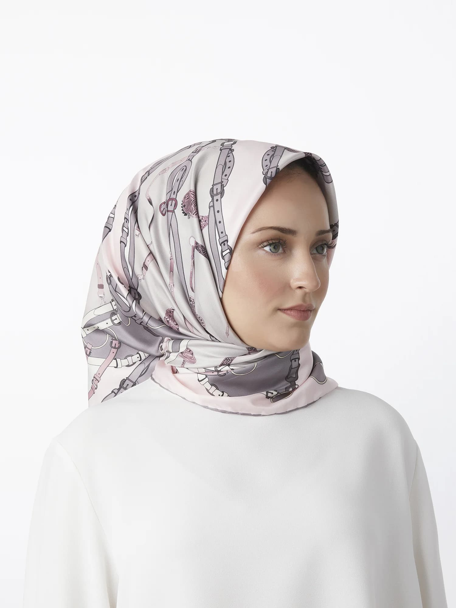 Açık renk desenli eşarp takan model, beyaz fonda