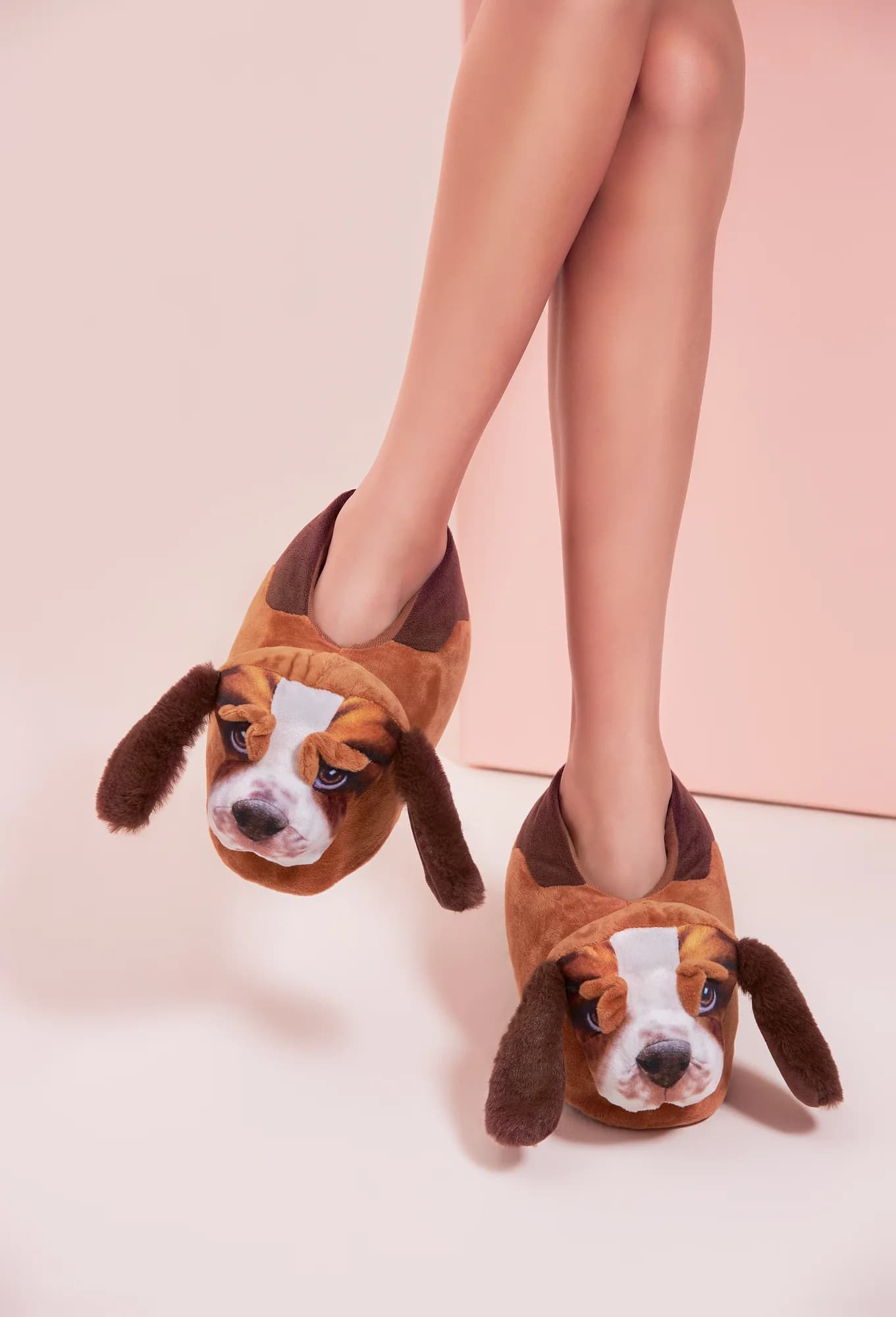 Köpek figürlü ev terlikleri, model bacaklarında