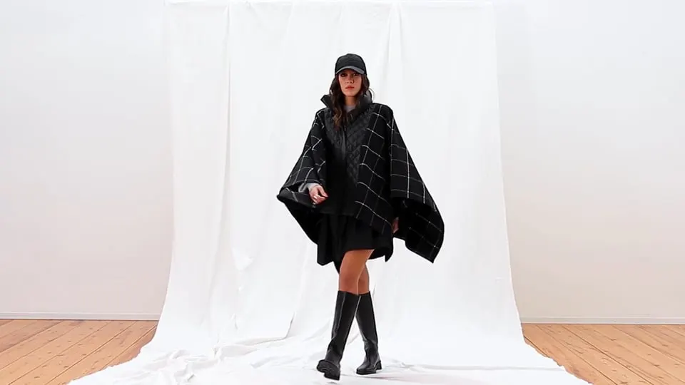 Moda filminden kare, koleksiyon giyen model